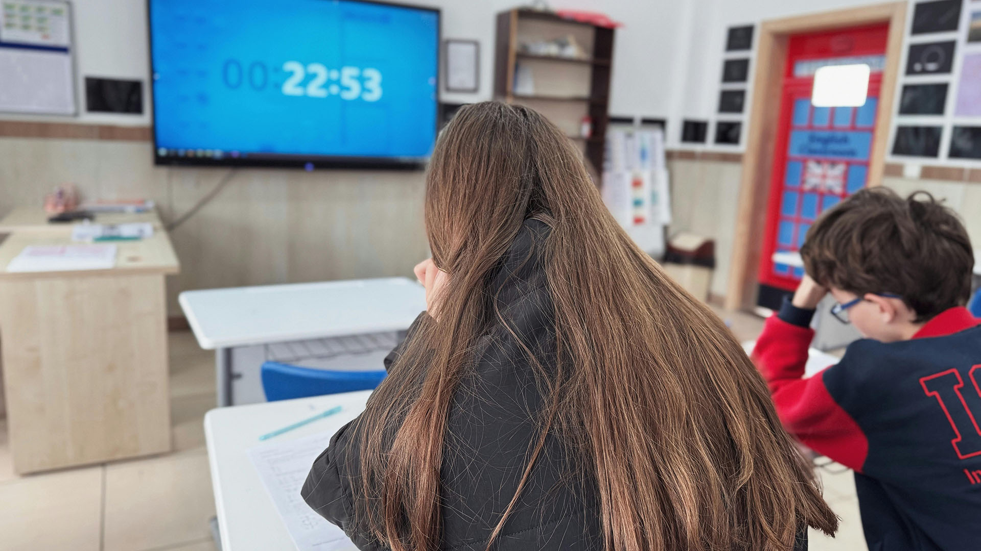 Bezpieczeństwo w klasie: na co zwrócić uwagę przy wyborze mebli szkolnych?