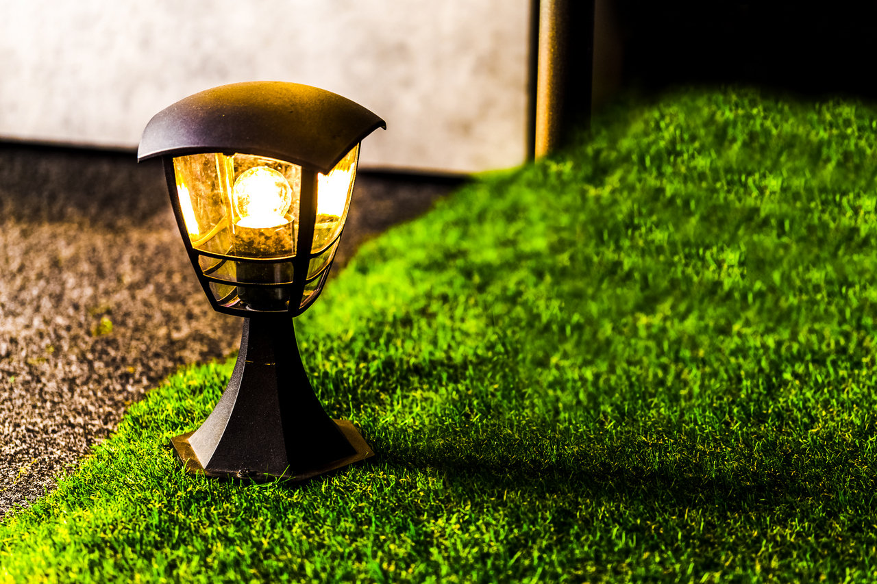 Jak eleganckie lampy ogrodowe mogą odmienić Twoją przestrzeń na zewnątrz