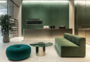 Elegancka sofa do recepcji jako kluczowy element wystroju nowoczesnej przestrzeni biurowej