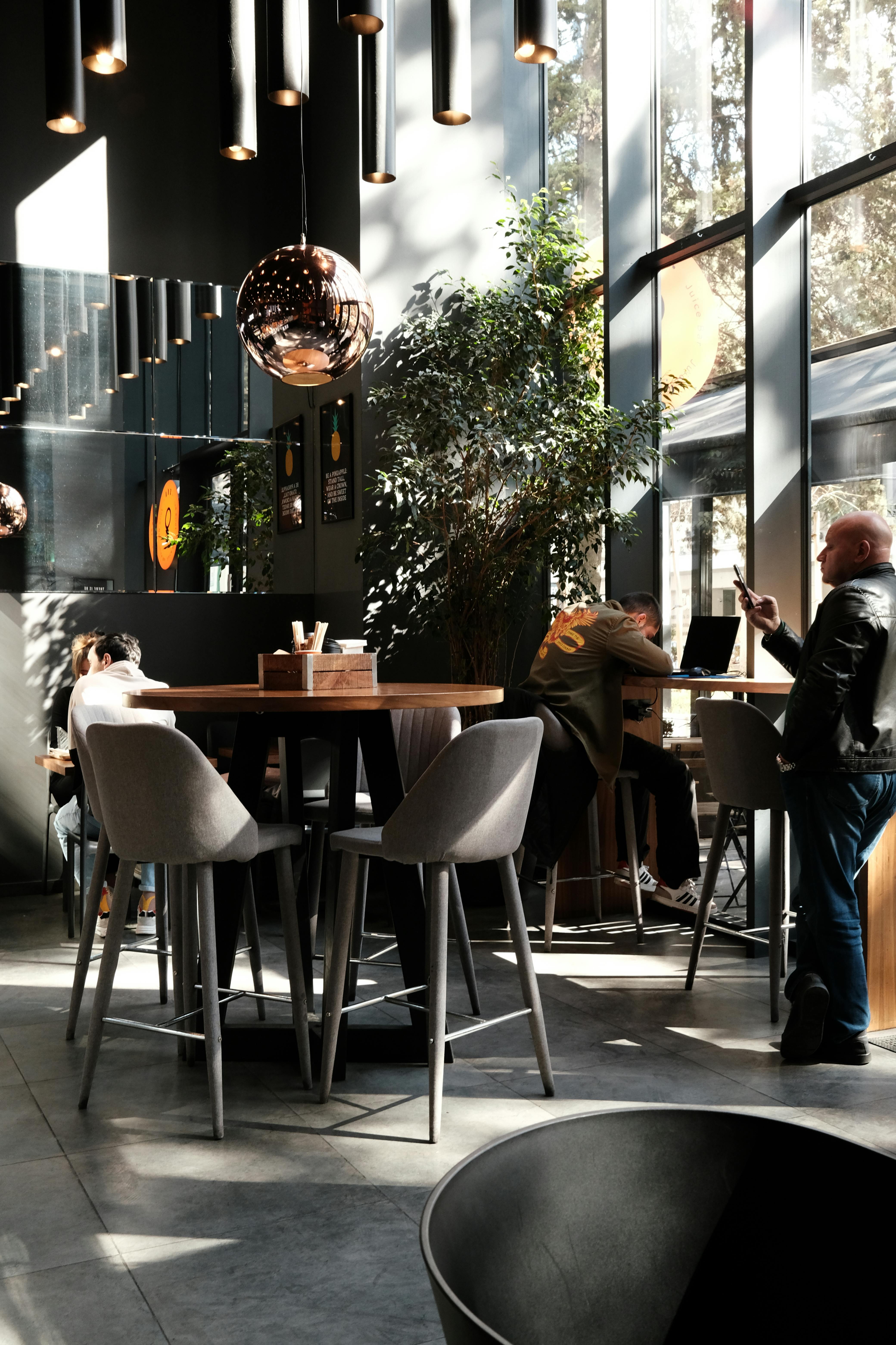 Jak dbać o hokery skórzane?