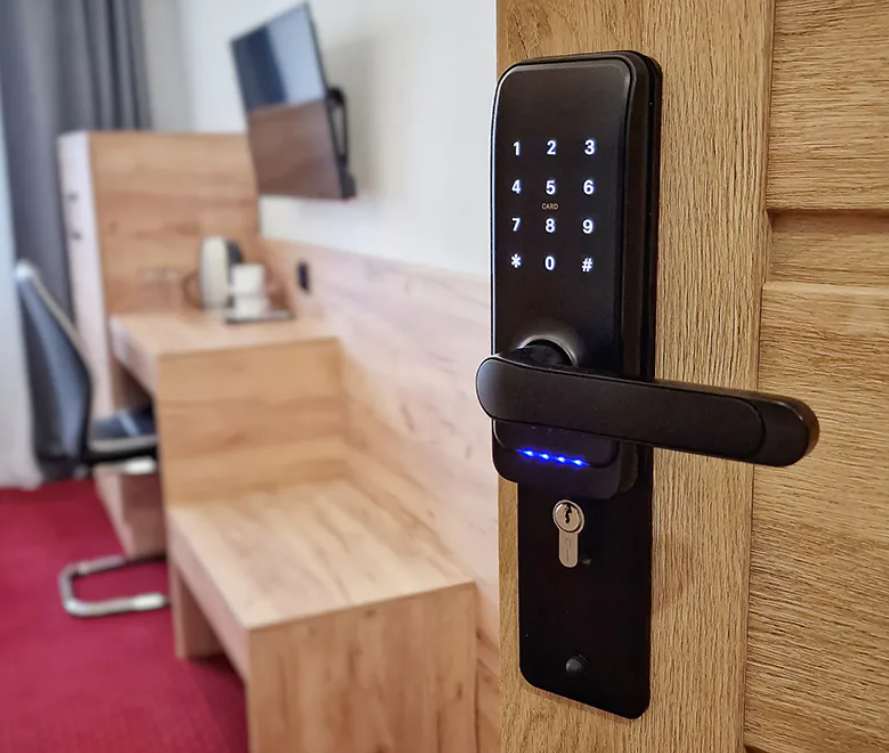 Inteligentne zamki do drzwi – czym są i gdzie znajdują zastosowanie?